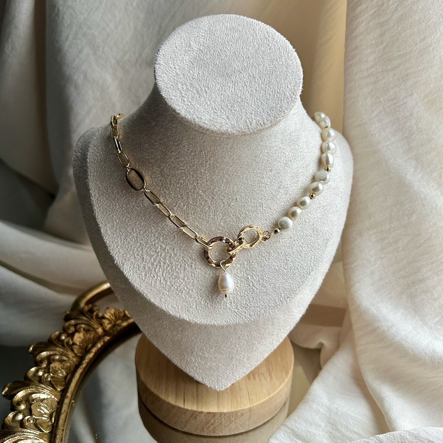 PN00109 Freshwater Pearl Asymmetric Chain Necklace Gold — pendant close-up detail